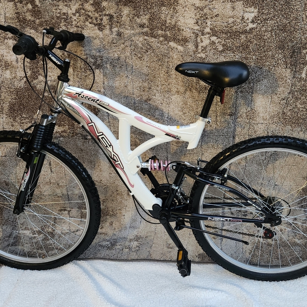 Womens 26" White Aluminum Ascent Next Trail Bike